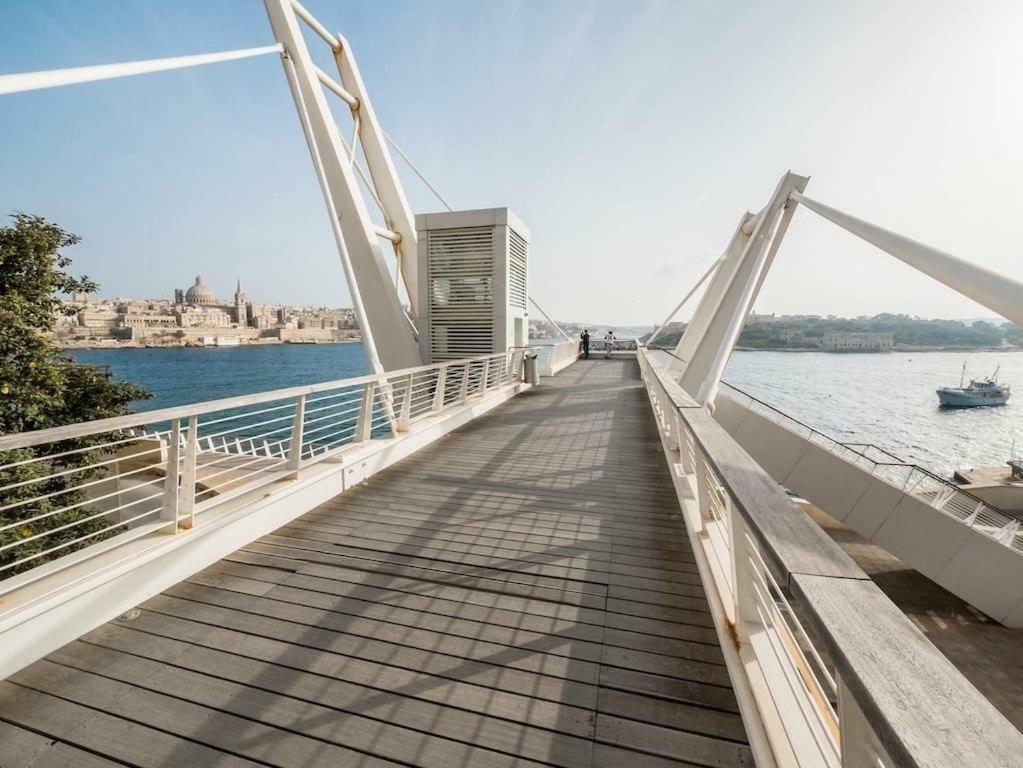 Stylish Seaview Apartment In A Prime Location スリーマ エクステリア 写真